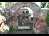 00091 ostia - necropoli della via ostiense (porta romana necropolis) - b12 - colombari gemelli - gesehen von der via dei sepolcri - 2013.jpg